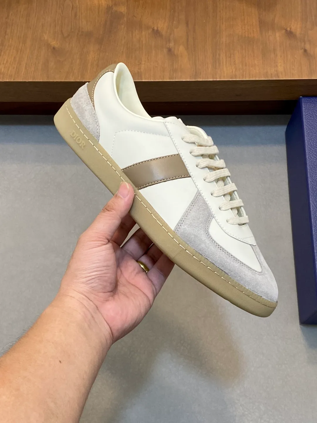 Factory price: 400💰Dior series casual sports shoes, skateboard shoes, original purchase, development and production. This sports shoe is a new product for the fall of 2023. It reinterprets the classic tennis shoes. The fashionable silhouette highlights the thick feeling. Crafted from navy and white jacquard with Oblique print and suede panels, it features a distinctive padded tongue embossed with the Dior signature, wide navy mohair laces and brass eyelets with a matte tonal finish. White rubber sole with Dior Oblique pattern, enhanced by a contrasting Dior 30 Avenue Montaigne signature on the rear. It can add fashionable temperament to casual looks. Exquisite packaging at the delivery counter 🛍📦 ▪️ Fabric: Original customized Oblique presbyopia + cowhide ▪️ Lining: Original customized sheepskin + breathable mesh ▪️ Sole: Original molded anti-slip rubber material ▪️ Bottom thickness: 4CM ▪️ Size: Men's 38-45 (38, 45, 46 customized)